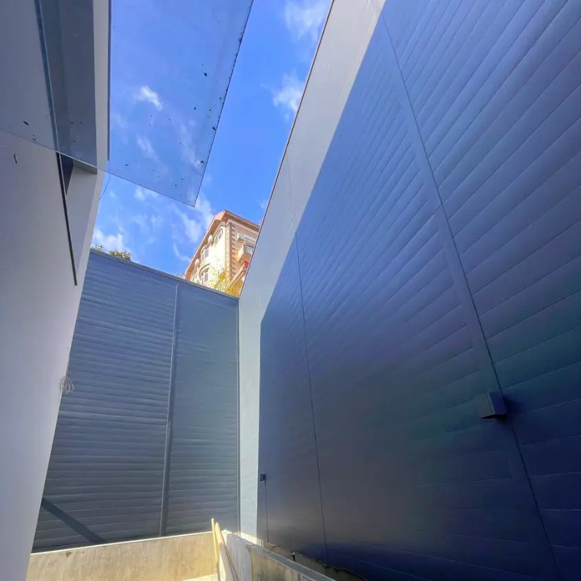 Фото 4 Линеарная Панель RAL7024 Серый Графит RoofTop Бархат на опорной стене