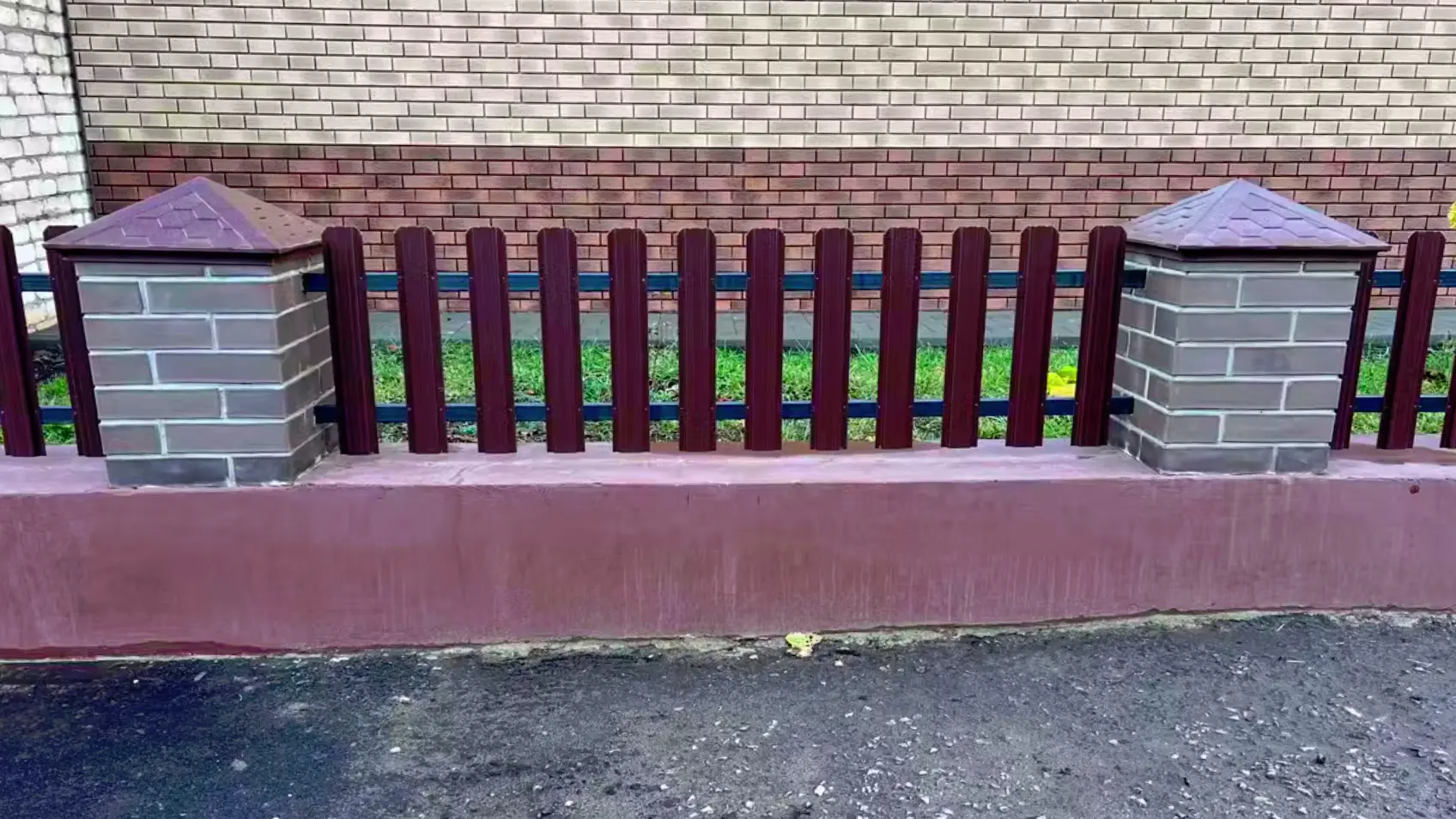 Фото 1 колпак Everest на столбах забора для палисадника