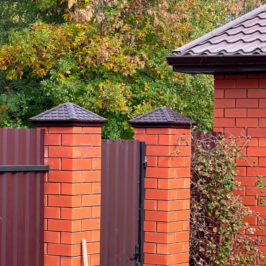 Фото 4 Колпак Elbrus Коричневый на столбах кирпичного забора