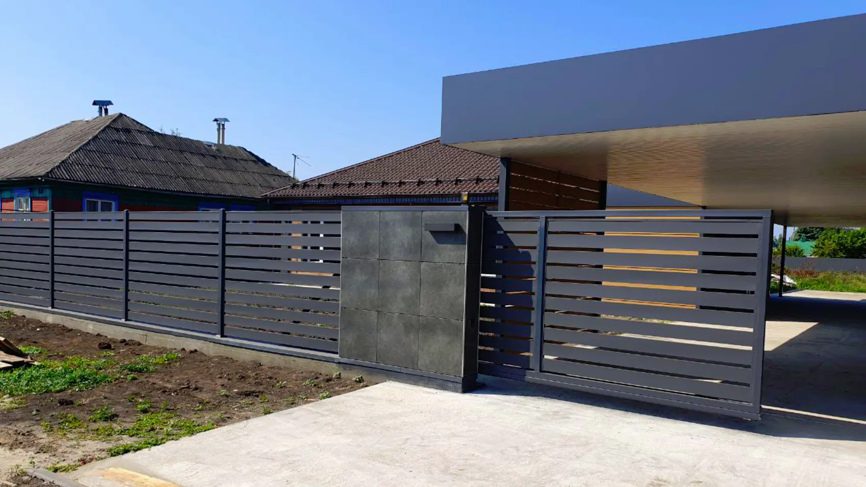 Фото 4 Забор ранчо металлопланкен 7024 МАТТЕ Серый Графит двусторонний матовый с откатными воротами