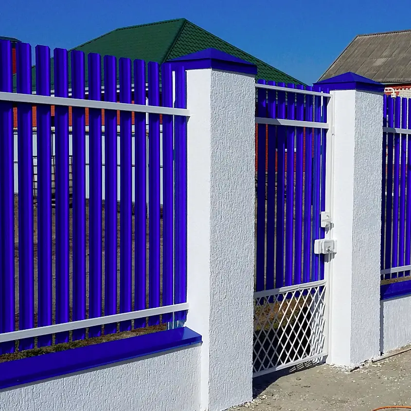 Фото 6 штакетник узкий RAL5002 Синий Ультрамарин на заборе